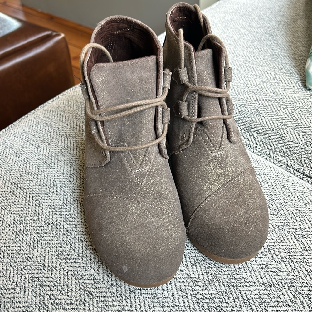 Tom’s wedge booties